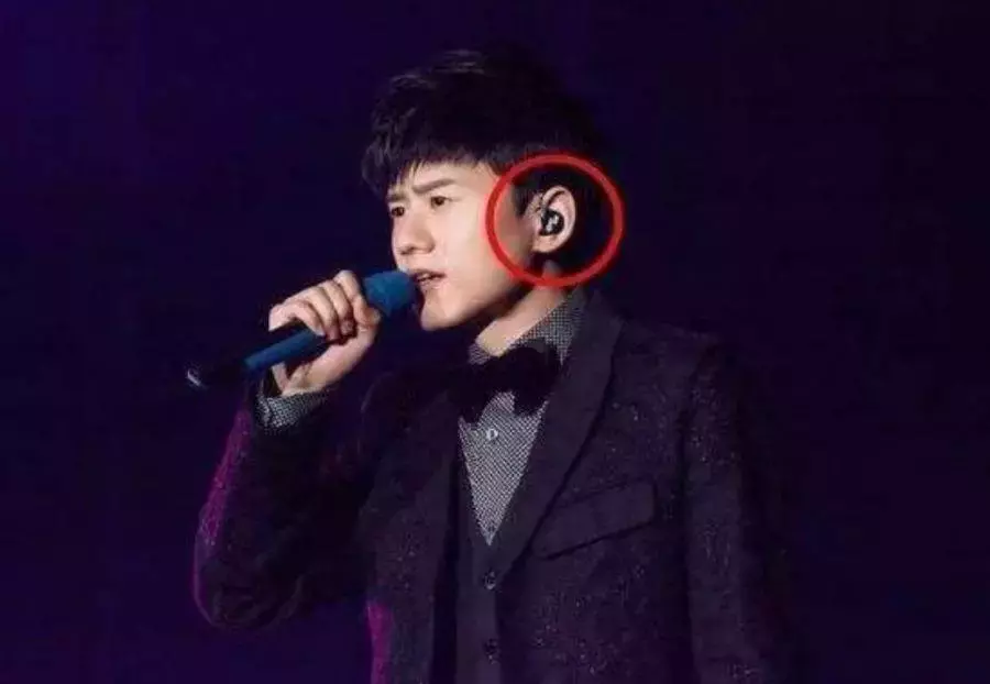 演唱會上，原來歌手耳朵里戴的不是「耳機」，看完漲知識了