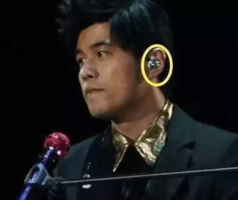 演唱會上，原來歌手耳朵里戴的不是「耳機」，看完漲知識了