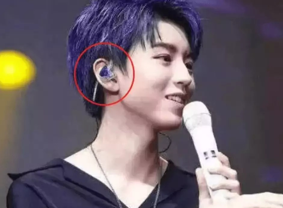 演唱會上，原來歌手耳朵里戴的不是「耳機」，看完漲知識了