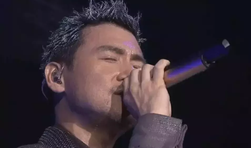 演唱會上，原來歌手耳朵里戴的不是「耳機」，看完漲知識了