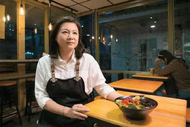 播報台走到收銀台！20多年主播「為伴兒轉行賣滷味」被笑傻卻不悔 揭新聞界幕後苦「更願天天扛菜進貨」5年大收穫