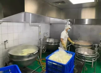 播報台走到收銀台！20多年主播「為伴兒轉行賣滷味」被笑傻卻不悔 揭新聞界幕後苦「更願天天扛菜進貨」5年大收穫