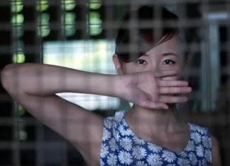妻又胖又醜沒工作！離婚當天媽媽放鞭炮慶祝　10天後卻跪求她原諒！ 