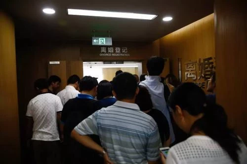 妻又胖又醜沒工作！離婚當天媽媽放鞭炮慶祝　10天後卻跪求她原諒！ 