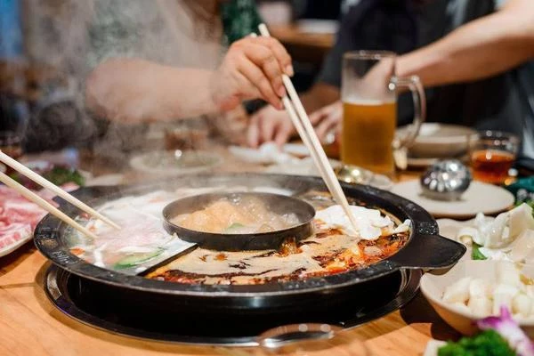 除了「趁熱吃」，這3個飲食習慣也可增加患癌風險，應引起警惕