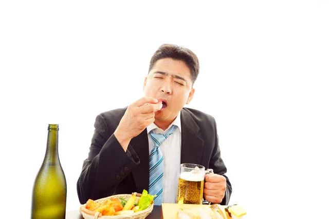 除了「趁熱吃」，這3個飲食習慣也可增加患癌風險，應引起警惕