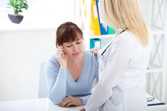 女人40歲後，身體若有這6個異常表現，提示你或已步入更年期
