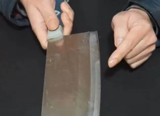 把牙膏擠在「菜刀上」，沒想到這麼厲害，每家每戶都用的到