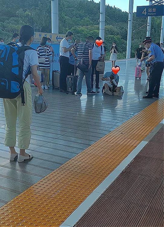 父親獨自帶嬰兒坐高鐵，到站後發現孩子一動不動，父親直接崩潰癱地，網友揪心：還好虛驚一場