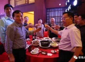 新員工請客！老同事猛點硬菜　買單時出去上洗手間「師傅用一招」讓他當場傻眼 
