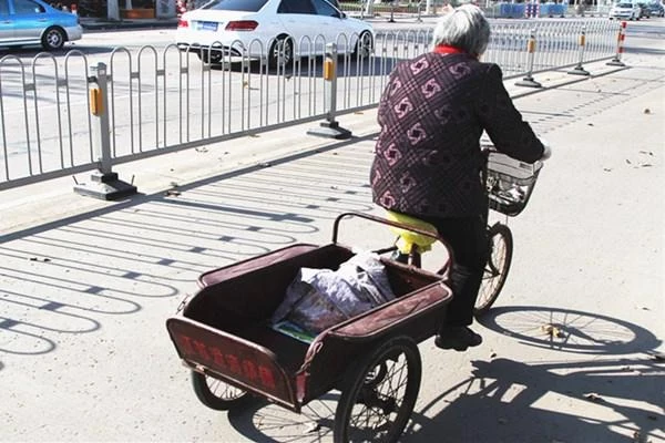 64歲的阿姨，骨頭年輕的像30多歲，她的3種生活習慣，值得學習