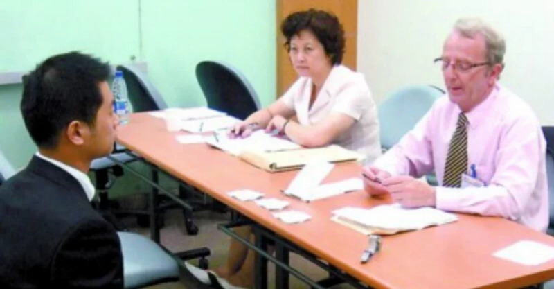 女面試官： 我來大姨媽，你能幫我接杯熱水嗎？男子「機智應答」竟被當場錄用