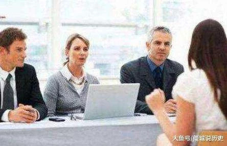 女面試官： 我來大姨媽，你能幫我接杯熱水嗎？男子「機智應答」竟被當場錄用