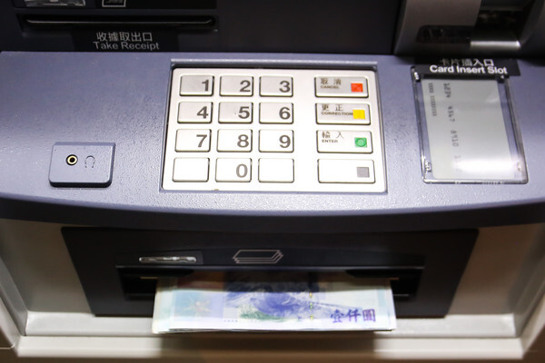 ▲▼提款機,ATM,提錢,取款,詐騙,薪水,理財,借錢,收入,支出,月光族,銀行,帳戶。（圖／記者周宸亘攝）