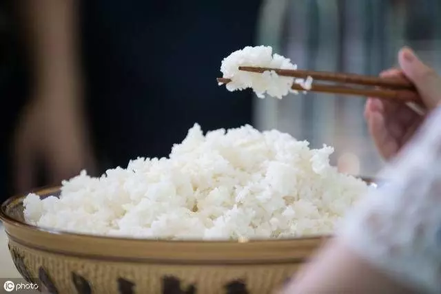 蒸米飯有人放醋有人放鹽？都不對，教你一招，粒粒分明，還不粘鍋 