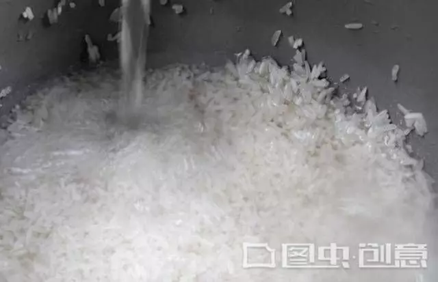 蒸米飯有人放醋有人放鹽？都不對，教你一招，粒粒分明，還不粘鍋 