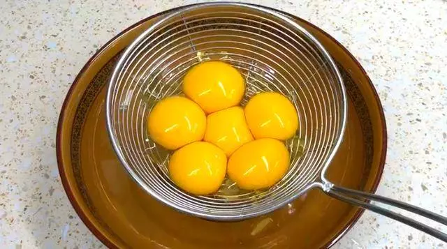   沒烤箱，沒打蛋器，沒秤，詳細解說水蒸蛋糕做法，蓬鬆暄軟細膩，特別好吃