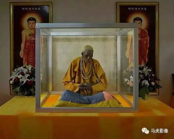 老和尚圓寂 6 年後開缸「香氣四溢，頭髮血管清晰可見」全身舍利，萬人朝拜！ 