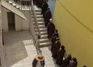 老和尚圓寂 6 年後開缸「香氣四溢，頭髮血管清晰可見」全身舍利，萬人朝拜！ 