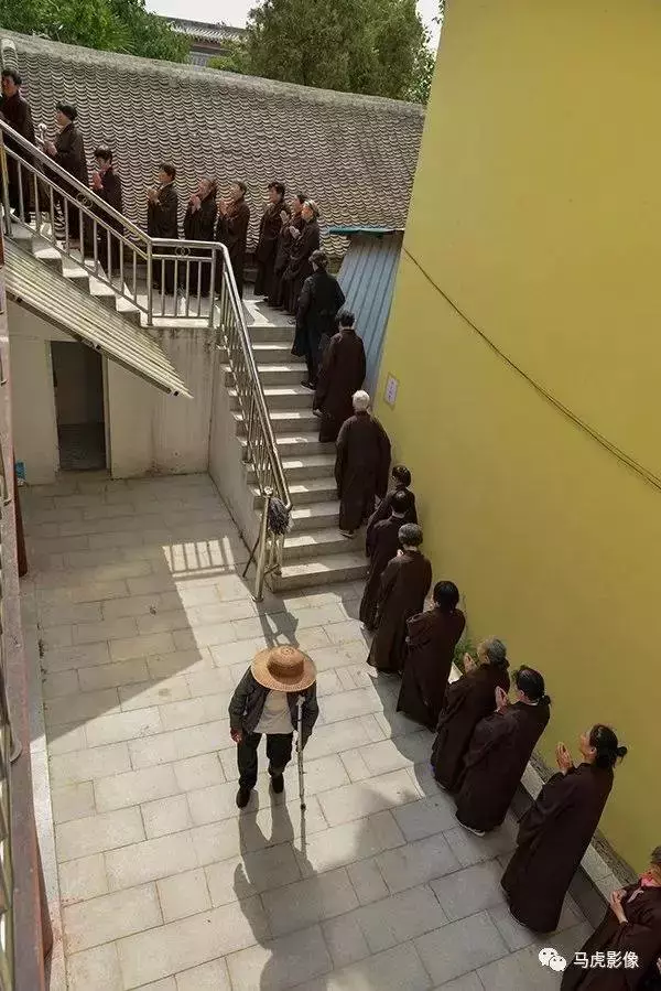 老和尚圓寂 6 年後開缸「香氣四溢，頭髮血管清晰可見」全身舍利，萬人朝拜！ 