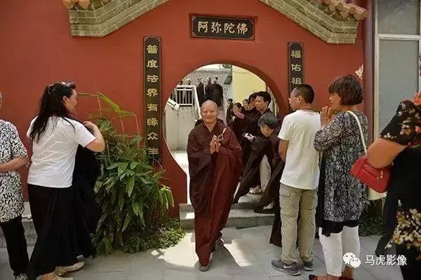 老和尚圓寂 6 年後開缸「香氣四溢，頭髮血管清晰可見」全身舍利，萬人朝拜！ 