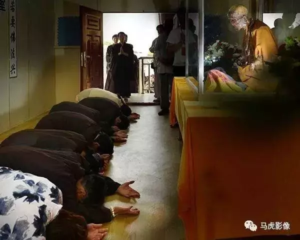 老和尚圓寂 6 年後開缸「香氣四溢，頭髮血管清晰可見」全身舍利，萬人朝拜！ 