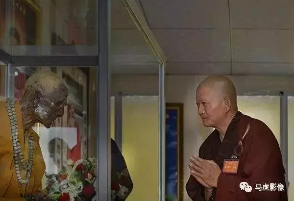 老和尚圓寂 6 年後開缸「香氣四溢，頭髮血管清晰可見」全身舍利，萬人朝拜！ 