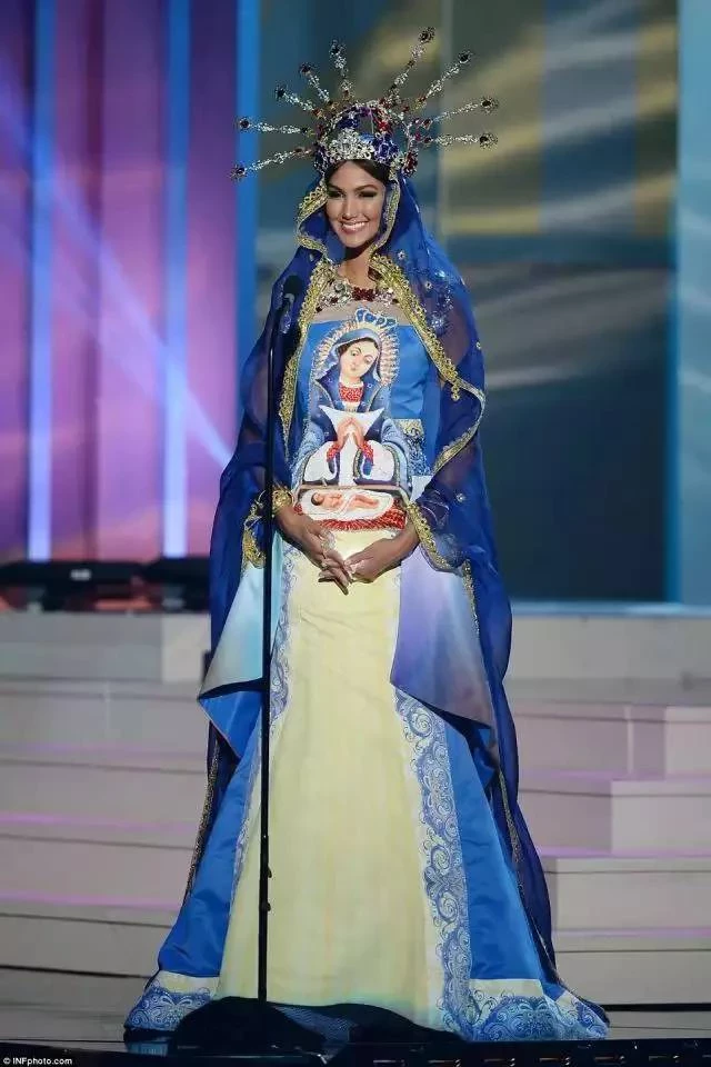  17位世界環球小姐「穿上自己國家傳統服裝」，當韓國小姐登場，全場亮眼！