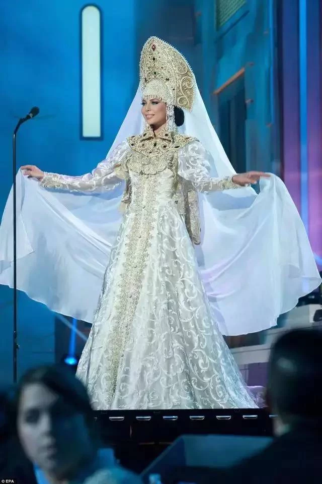  17位世界環球小姐「穿上自己國家傳統服裝」，當韓國小姐登場，全場亮眼！