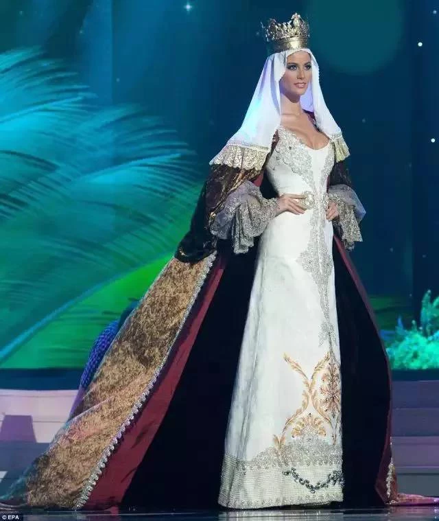  17位世界環球小姐「穿上自己國家傳統服裝」，當韓國小姐登場，全場亮眼！