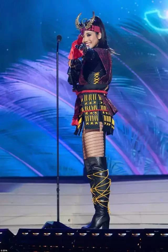  17位世界環球小姐「穿上自己國家傳統服裝」，當韓國小姐登場，全場亮眼！