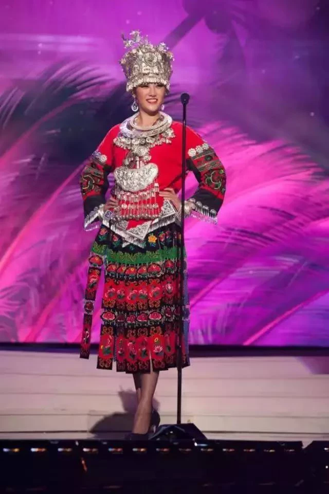  17位世界環球小姐「穿上自己國家傳統服裝」，當韓國小姐登場，全場亮眼！