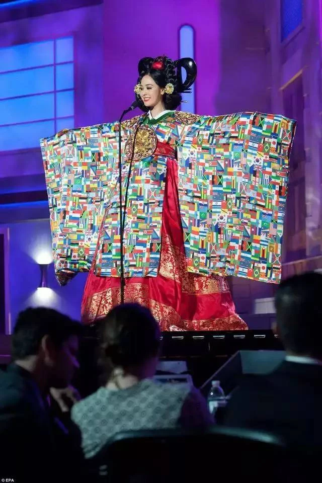  17位世界環球小姐「穿上自己國家傳統服裝」，當韓國小姐登場，全場亮眼！