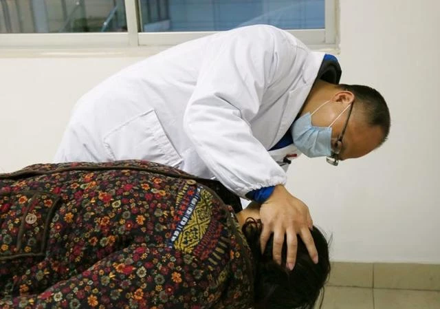有一種頭暈被稱為「耳石症」，出現這3種表現的人，要去醫院看看