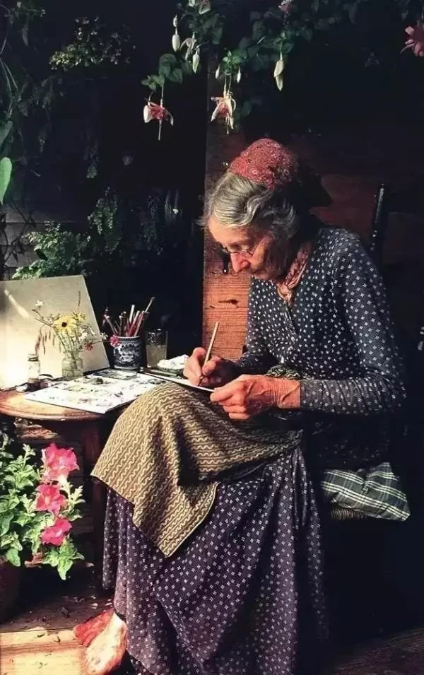 92歲老奶奶「隱居山林35年」活成仙女！沒電沒水親手「打造祕密花園」把生活過成了詩