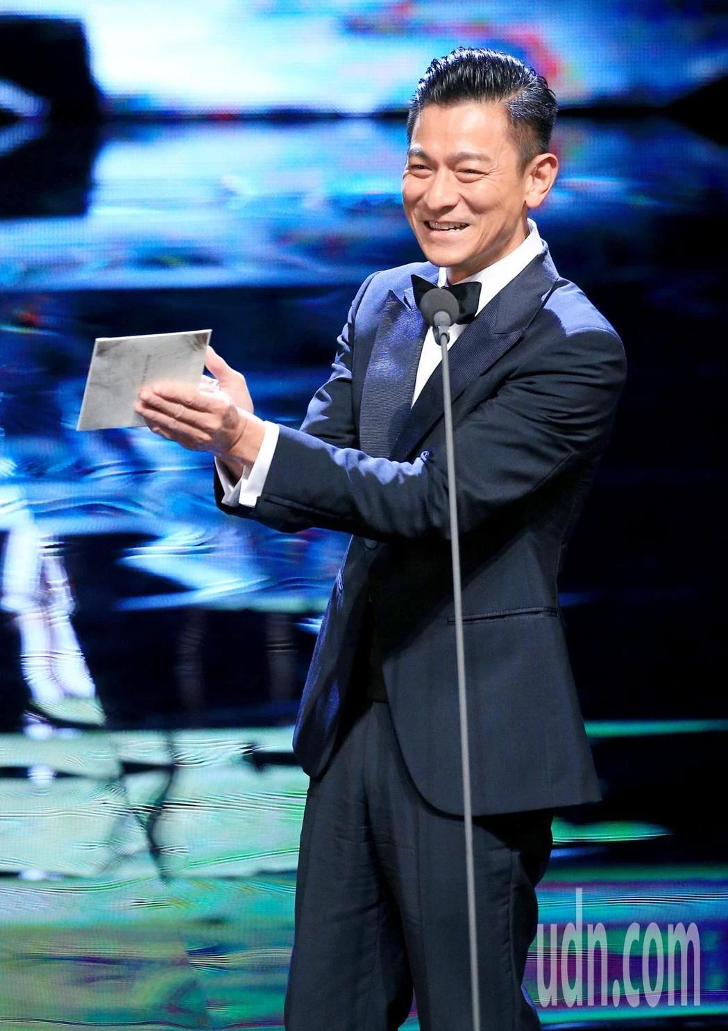 謝金燕典禮感嘆「27年前曾支離破碎」演講撼動全場　劉德華聽完「起身敬禮鼓掌」感動喝采 