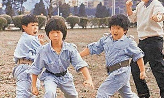 他12歲爆紅！2次入獄共16年 　戴手銬參加父親葬禮「今改過拍電影」警示後人