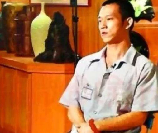 他12歲爆紅！2次入獄共16年 　戴手銬參加父親葬禮「今改過拍電影」警示後人