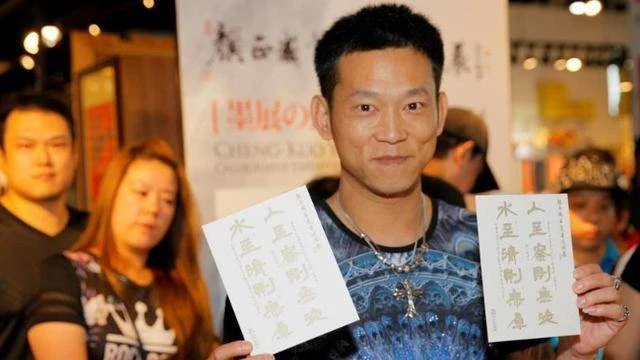 他12歲爆紅！2次入獄共16年 　戴手銬參加父親葬禮「今改過拍電影」警示後人