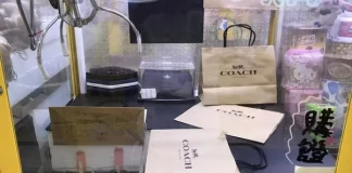 保夾1980元！「娃娃機店夾到Coach」他開盒傻眼，報警也沒用