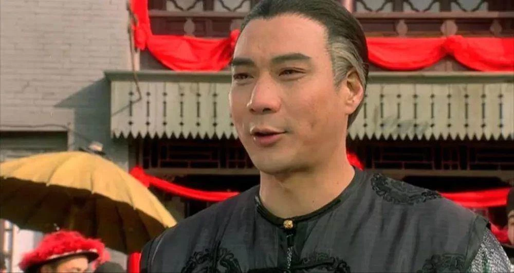 71歲徐少強近照曝光，雖須髪皆白但精神好，身材健碩被贊「老當益壯」為養小30歲嬌妻仍在拍戲，網友：風采不減當年