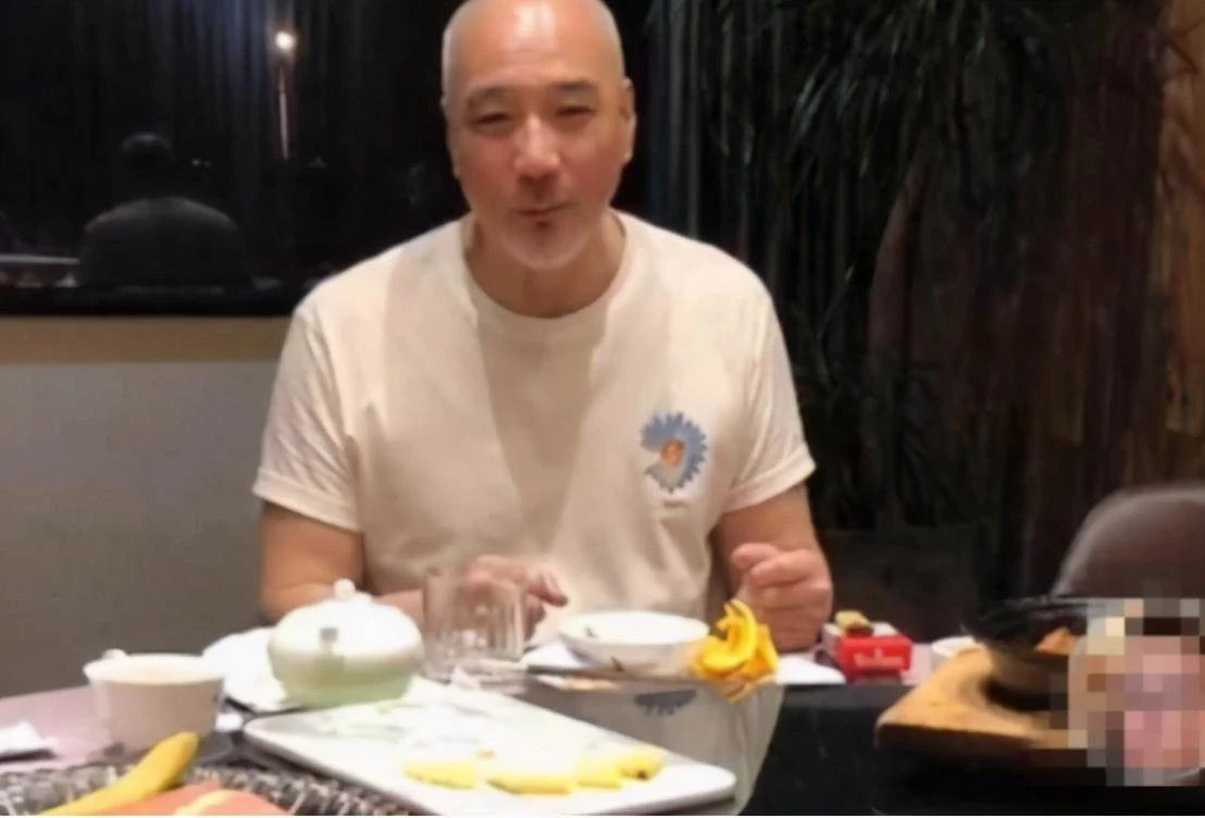 71歲徐少強近照曝光，雖須髪皆白但精神好，身材健碩被贊「老當益壯」為養小30歲嬌妻仍在拍戲，網友：風采不減當年
