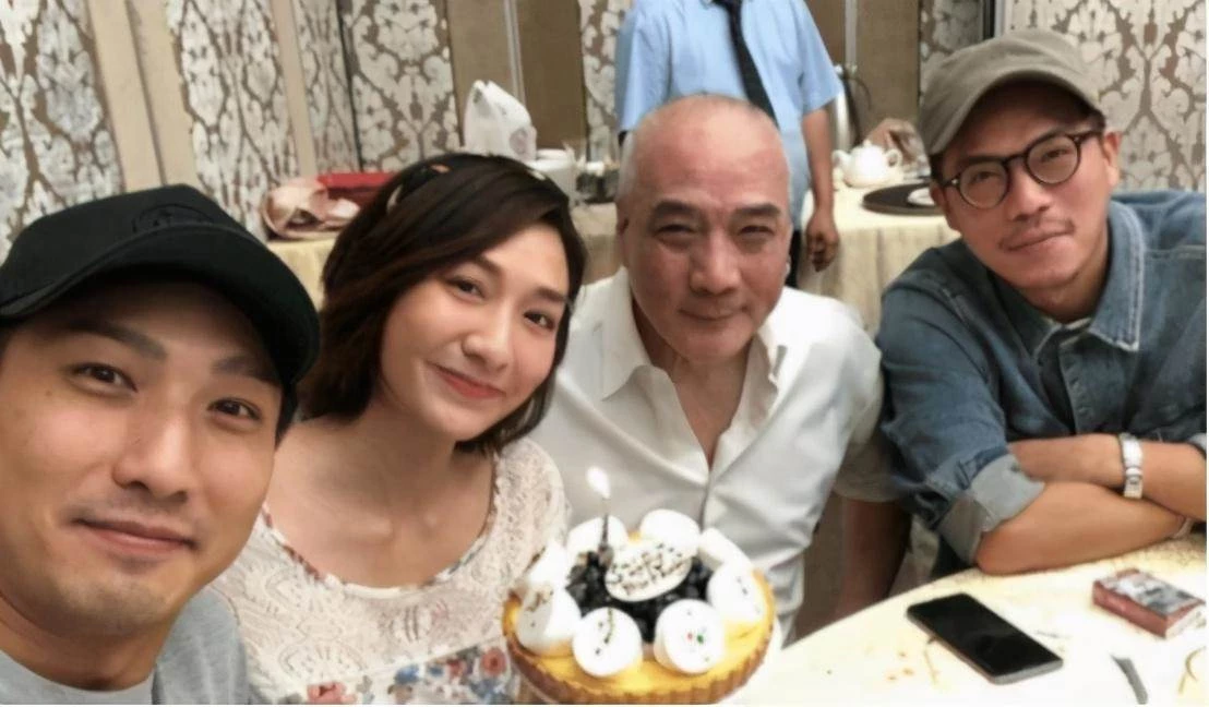 71歲徐少強近照曝光，雖須髪皆白但精神好，身材健碩被贊「老當益壯」為養小30歲嬌妻仍在拍戲，網友：風采不減當年