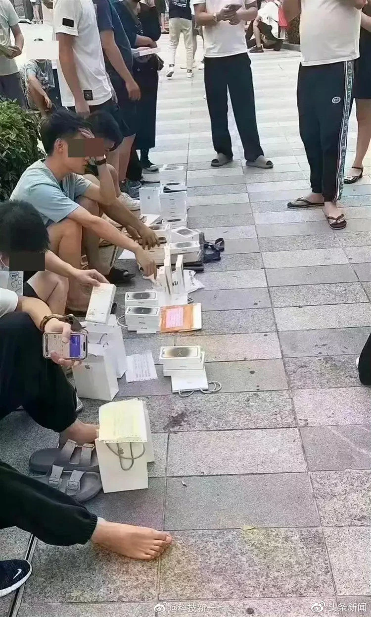 沒人相信iPhone 14會賣不出！陸黃牛慌了　路邊擺地攤虧本求售