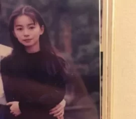 追求者排到巷口！女兒自豪「媽媽年輕時超正」電眼迷倒眾人　曬出近照「宛如18歲少女」 