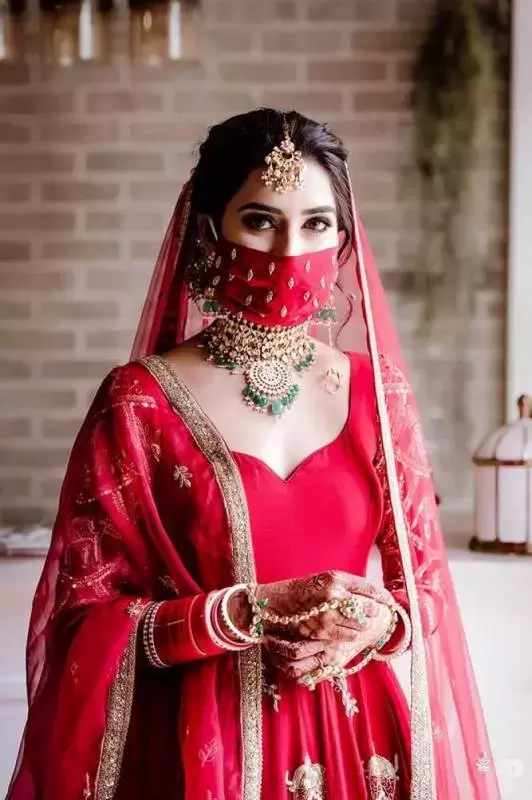 印度神秘口罩新娘「只露雙眸也超美」爆紅！拿下口罩「精緻絕美臉蛋」拍照拍到停不下來❤