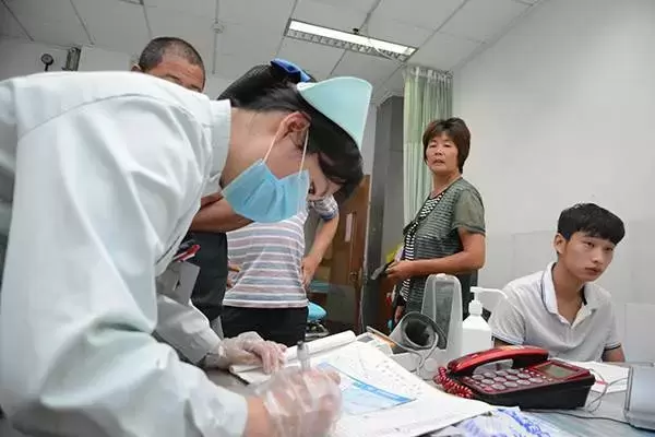 夫妻備孕6年求子成功，爸爸祈求兒健康，取名「鐵牛」，護士登記不小心「多寫一筆」，妻子大喜：不用改了！