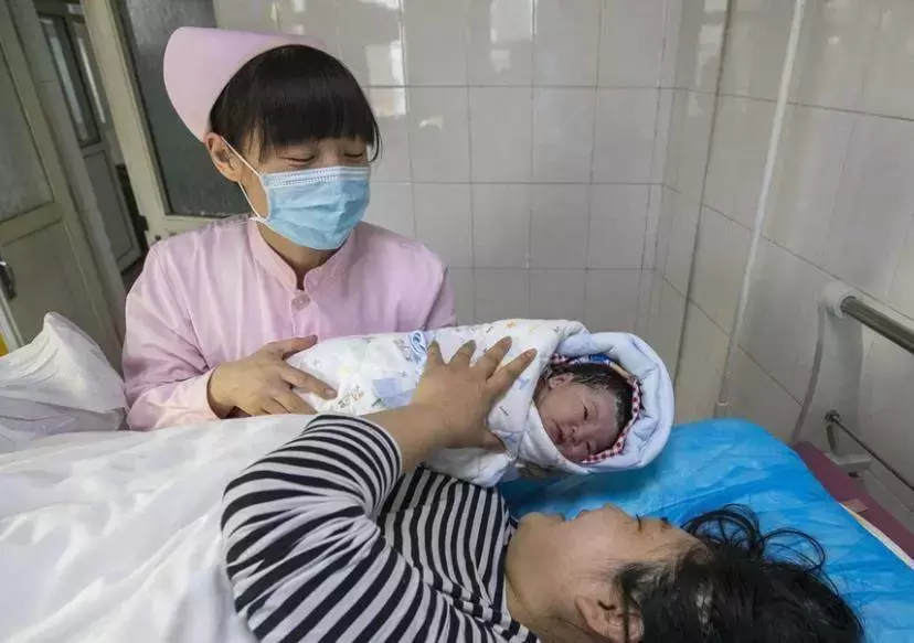 夫妻備孕6年求子成功，爸爸祈求兒健康，取名「鐵牛」，護士登記不小心「多寫一筆」，妻子大喜：不用改了！