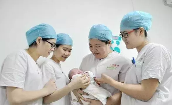 夫妻備孕6年求子成功，爸爸祈求兒健康，取名「鐵牛」，護士登記不小心「多寫一筆」，妻子大喜：不用改了！