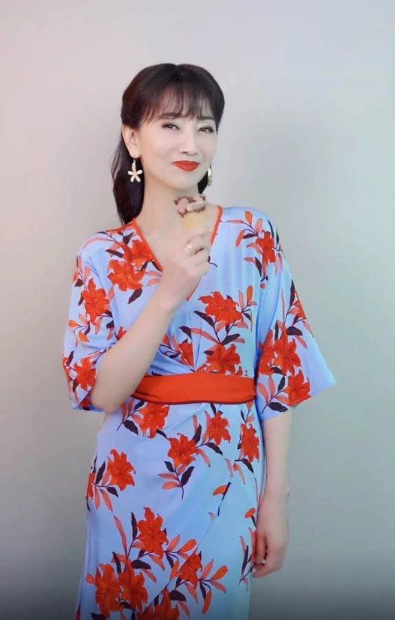 68歲趙雅芝戶外跑步，妝容精緻健步如飛，網友感慨：說38我都信